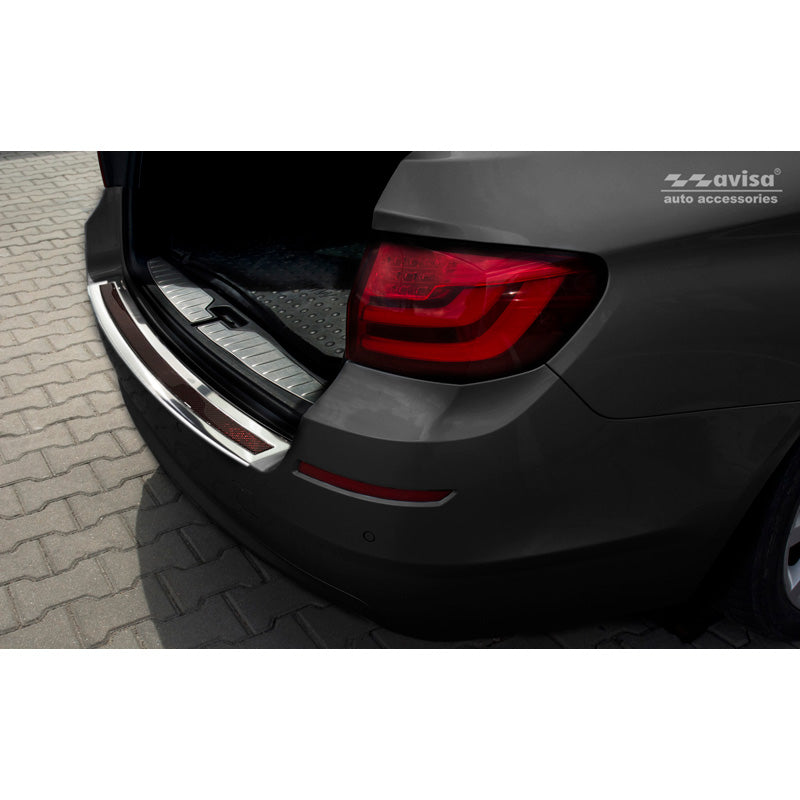 Avisa, Bagkofangerbeskytter, DeLuxe, Rustfritstål, passer til BMW 5-Series F11 Touring 2010-2016 Chrome/Red-Black Carbon